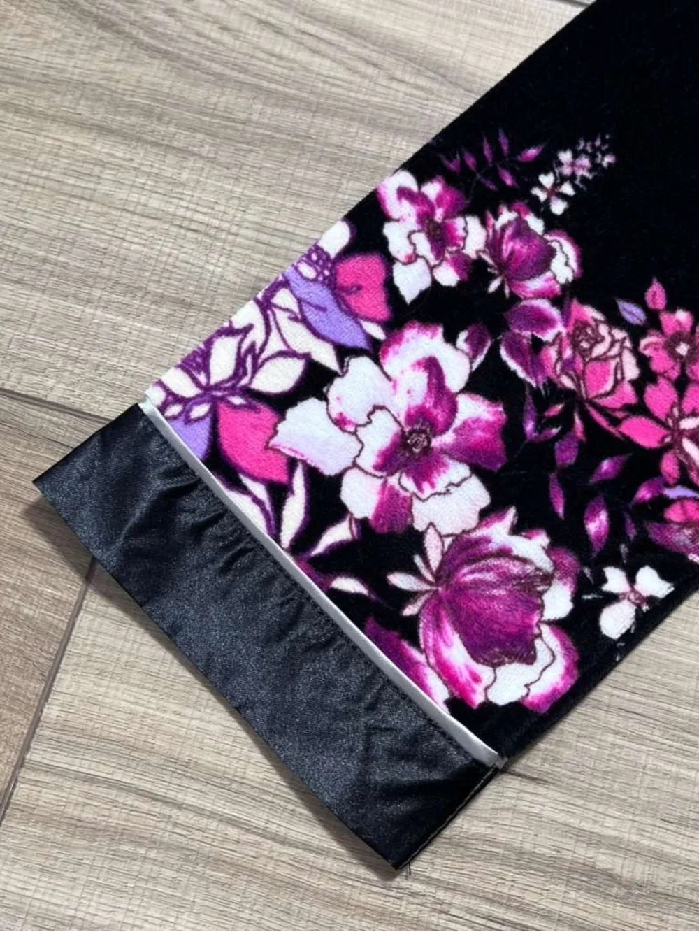 Jaclyn Smith Womens Full Zip Floral Robe Size Medium Black Pink - Picture 9 of 15